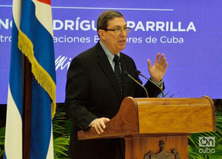 El canciller cubano, Bruno Rodríguez, habla en una conferencia de prensa en La Habana, el 19 de octubre de 2023. Foto: Otmaro Rodríguez.