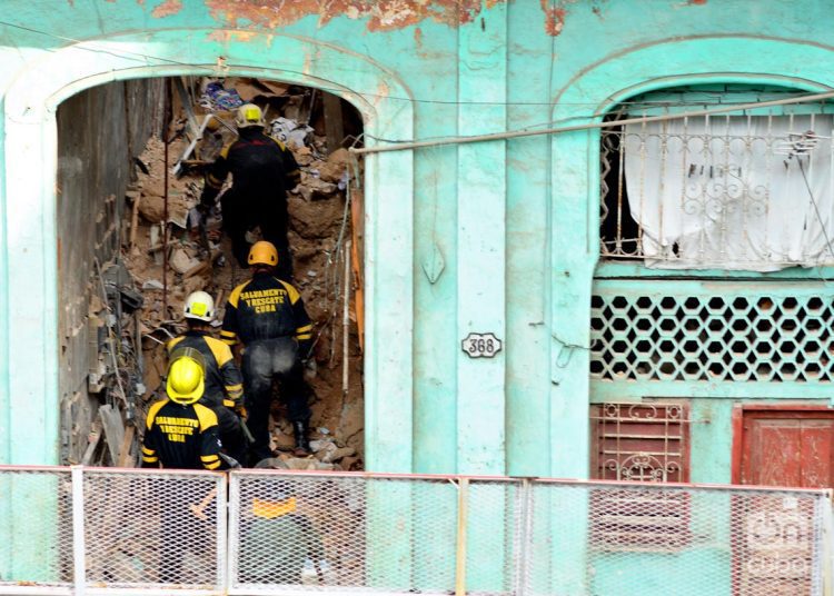 El intendente de La Habana Vieja refirió que las familias afectadas fueron trasladadas a una escuela secundaria habilitada para su atención y que no se habían efectuado otras evacuaciones de inmuebles colindantes. Foto: Otmaro Rodríguez.