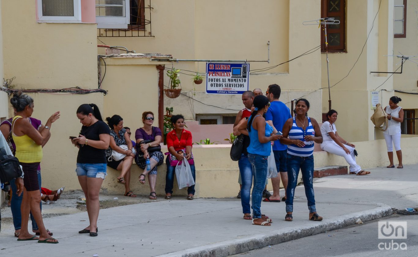 Cubanos esperan frente a la Embajada de Estados Unidos en La Habana. Foto: Kaloian.
