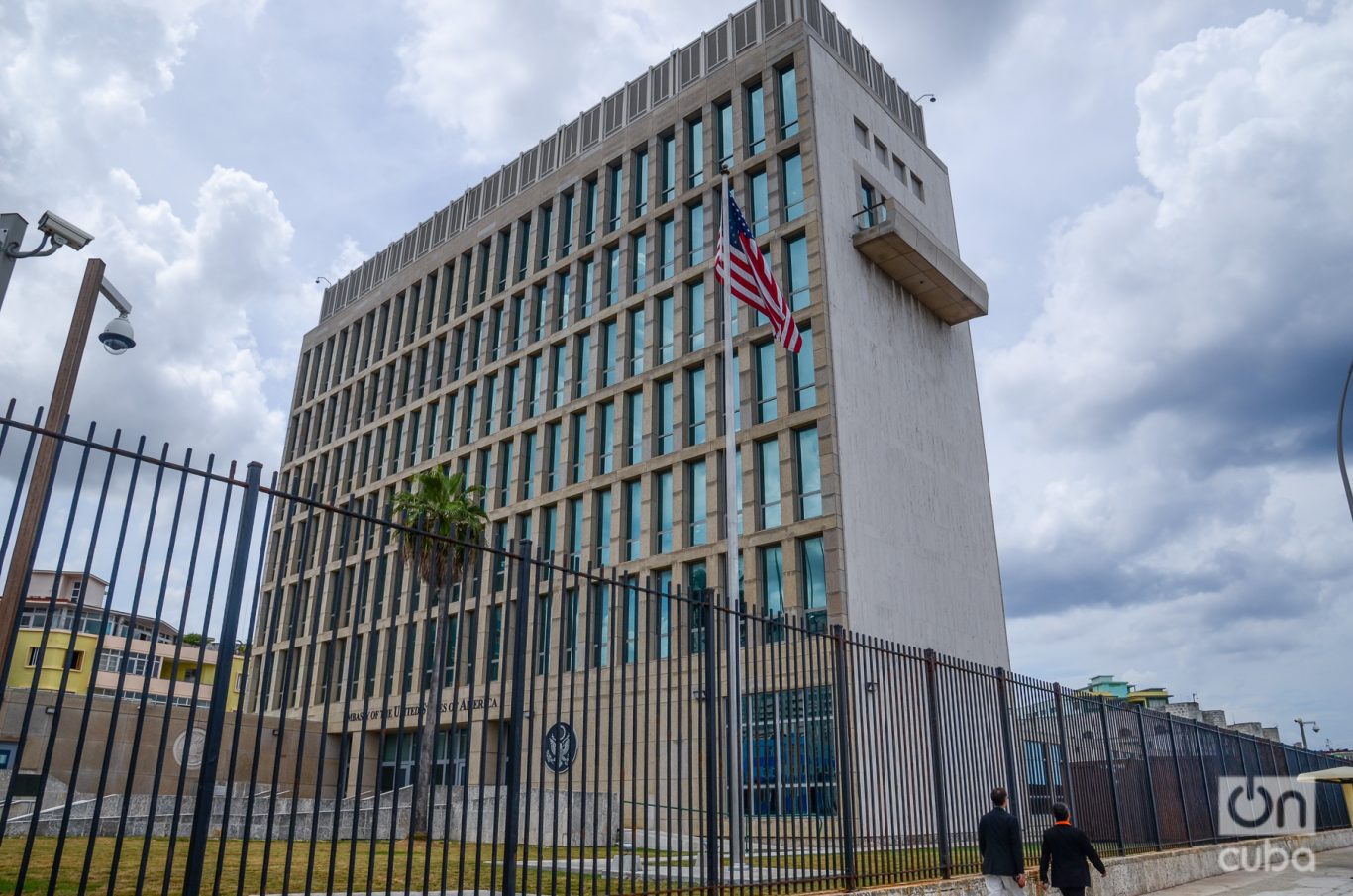 Costado del edificio de la Embajada de Estados Unidos en La Habana donde se puede apreciar el único balcón del inmueble.

