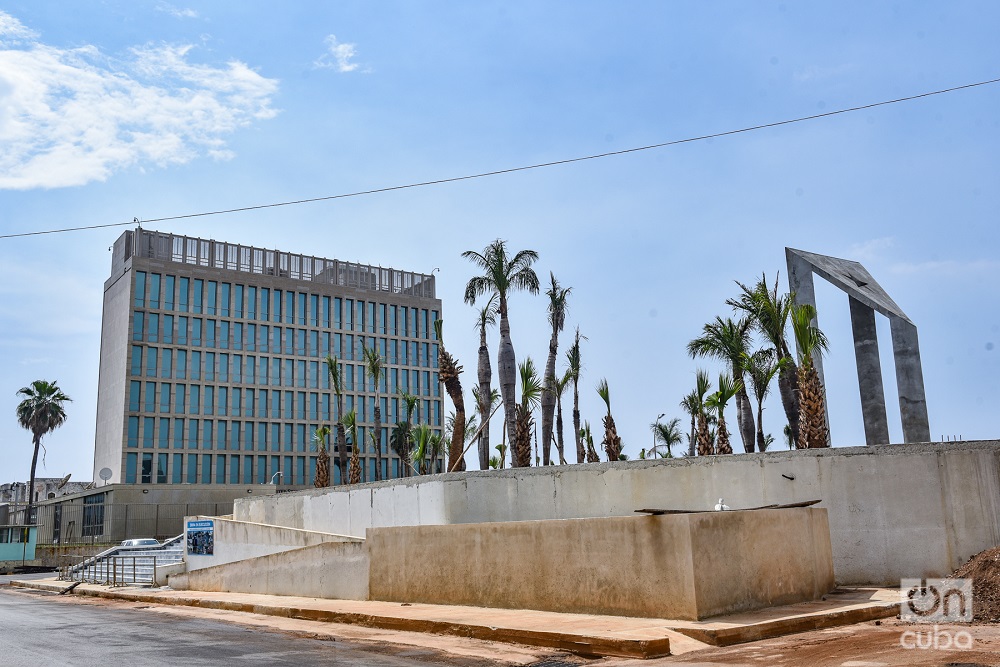 En la nueva fisonomía de la Tribuna Antimperialista José Martí se pretende mostrar un paisaje más ornamental frente a la Embajada de Estados Unidos en La Habana. Foto: Kaloian.  
