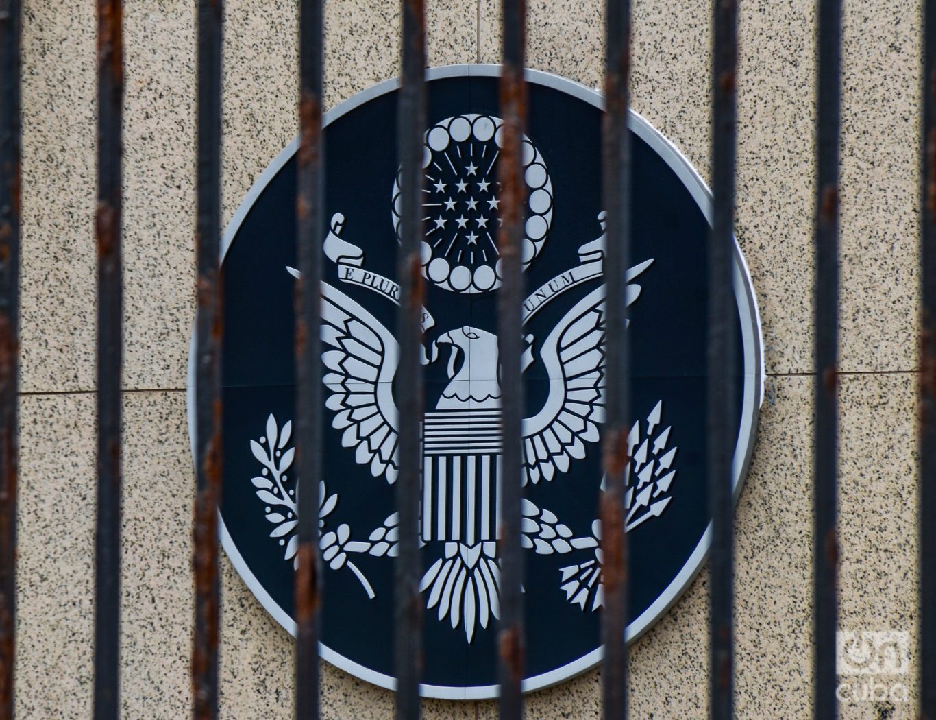 Fachada de la embajada de Estados Unidos en La Habana. El país del norte no cuenta con un escudo heráldico propiamente dicho. Foto: Kaloian.
