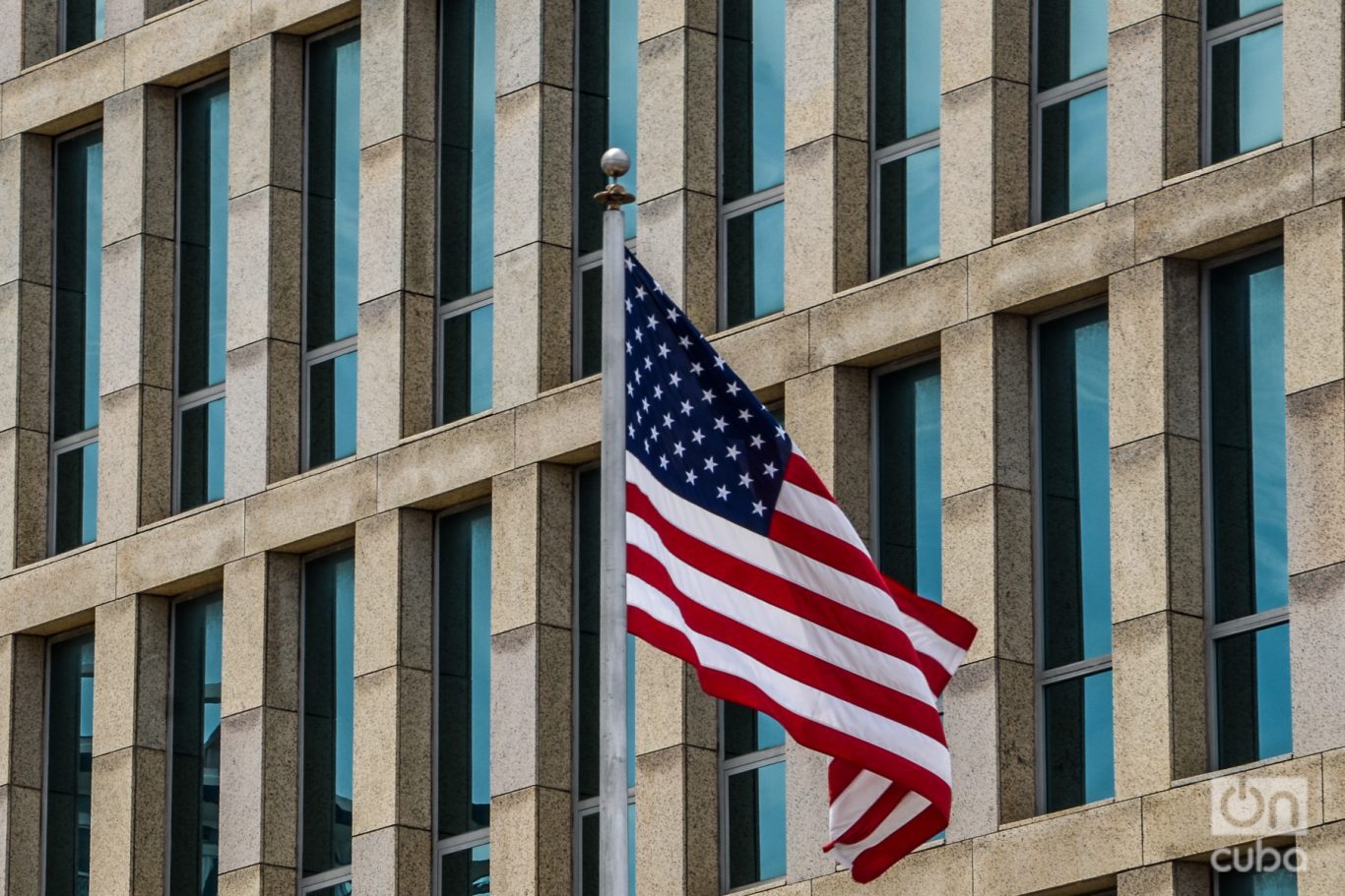La bandera de Estados Unidos y un detalle de la fachada vidriada de la embajada. Foto: Kaloian. 
