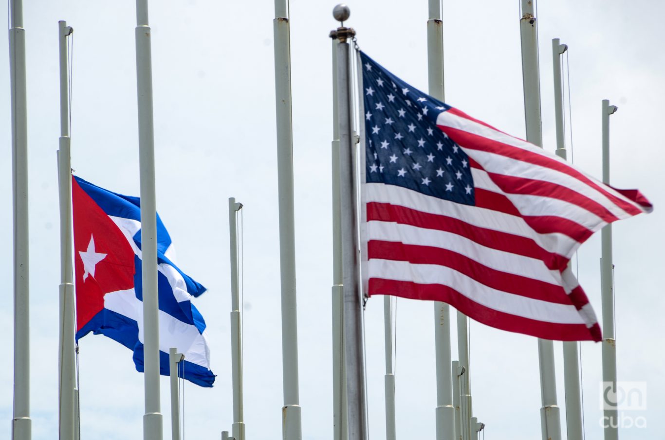 Las banderas de Estados Unidos en la Embajada y de Cuba en la Tribuna Antimperialista. Foto: Kaloian.
