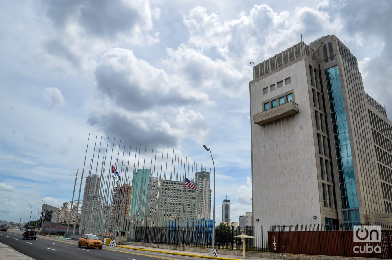 Desde la avenida Malecón uno de los perfiles de la Embajada de Estados Unidos en La Habana.Foto: Kaloian.

