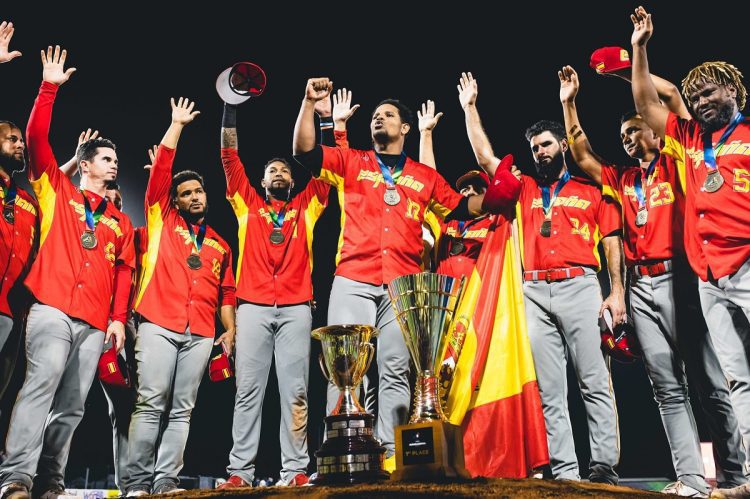 España se coronó en el Campeonato Europeo de Béisbol con varios peloteros cubanos en su nómina. Foto: Grega Valancic/WBSC Europe.