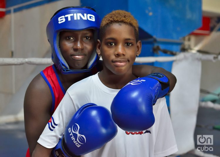 La boxeadora cubana Yakelín Estornell junto a su hijo, durante una sesión de entrenamiento en La Habana. Foto: Otmaro Rodríguez.