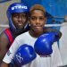 La boxeadora cubana Yakelín Estornell junto a su hijo, durante una sesión de entrenamiento en La Habana. Foto: Otmaro Rodríguez.