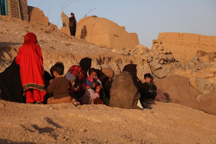 Personas afectadas por un terremoto en Herat esperan ayuda, Afganistán, 7 de octubre de 2023. Foto: EFE.