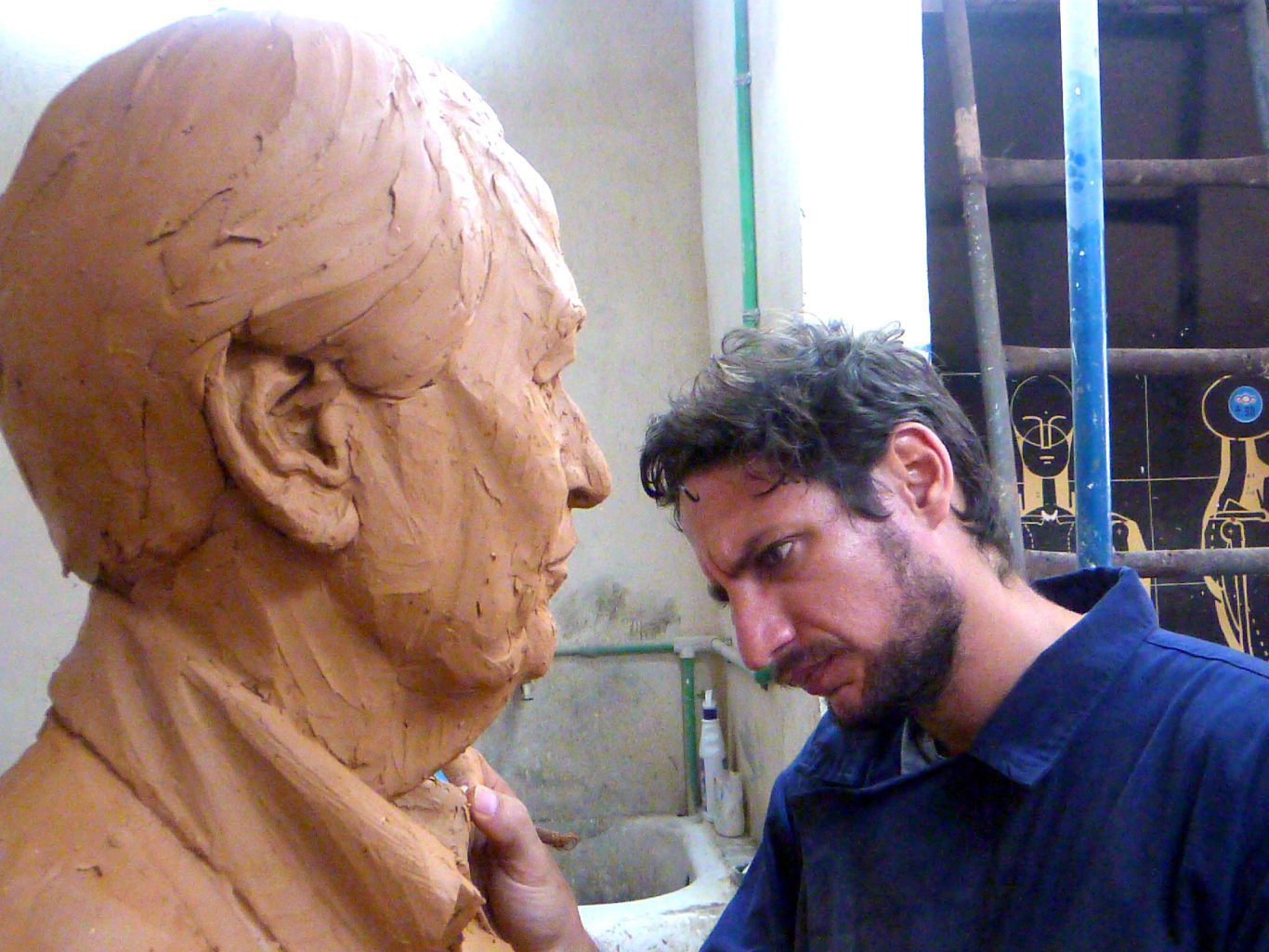 Gabriel Cisneros detalle por detalle hasta el cansancio en el busto del sindicalista argentino Luis María Guzmán. Foto: Ángel Marqués Dolz. 