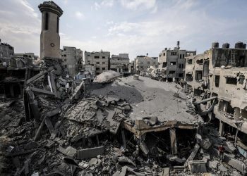 Mezquita de Gaza bombardeada por los aviones de Israel. Foto: EFE.