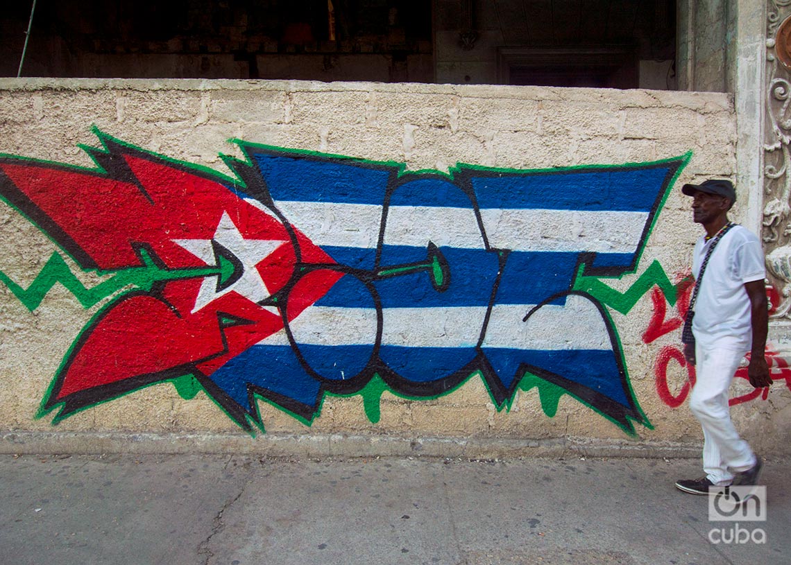 Mural con la bandera cubana en La Habana. Foto: Otmaro Rodríguez.
