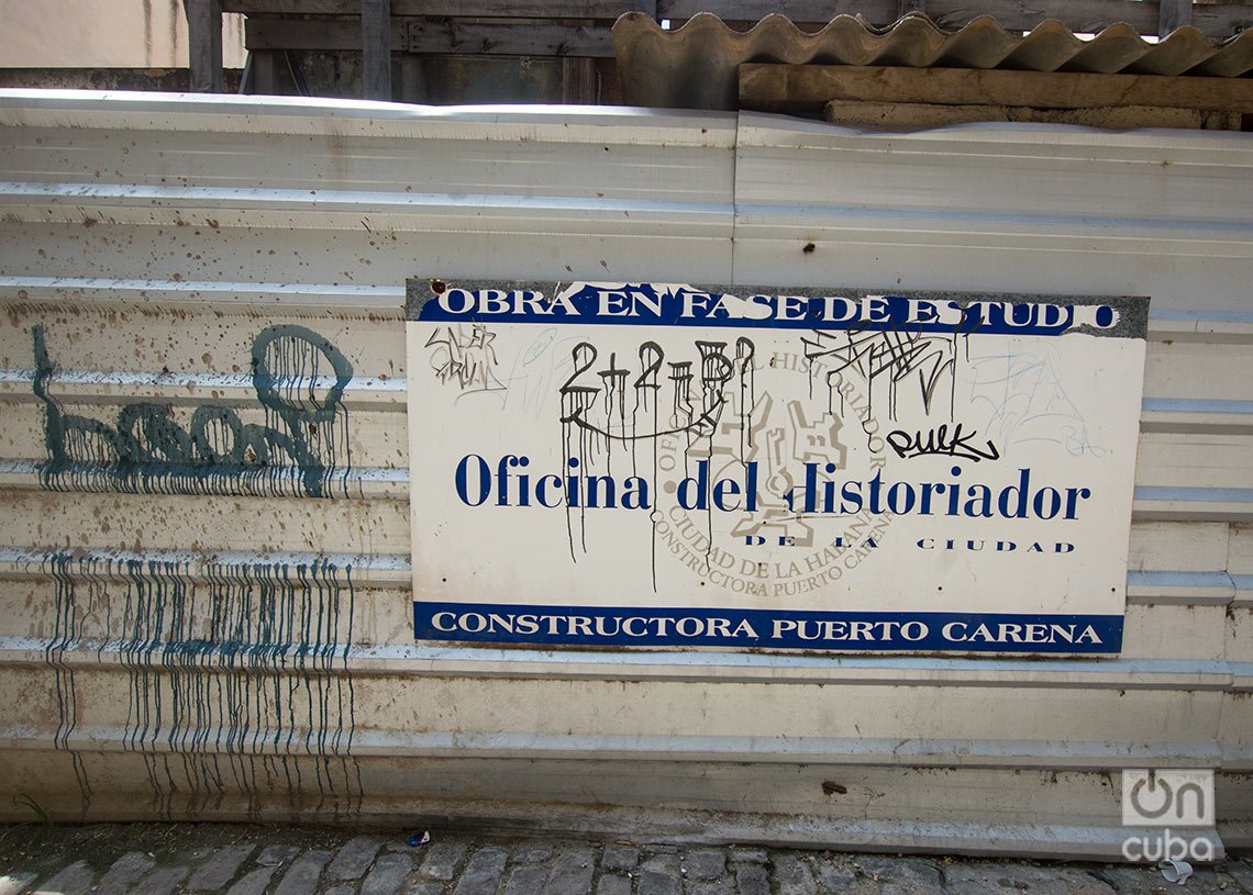 Grafitis en una valla de la Oficina del Historiador de la Ciudad de La Habana. Foto: Otmaro Rodríguez.