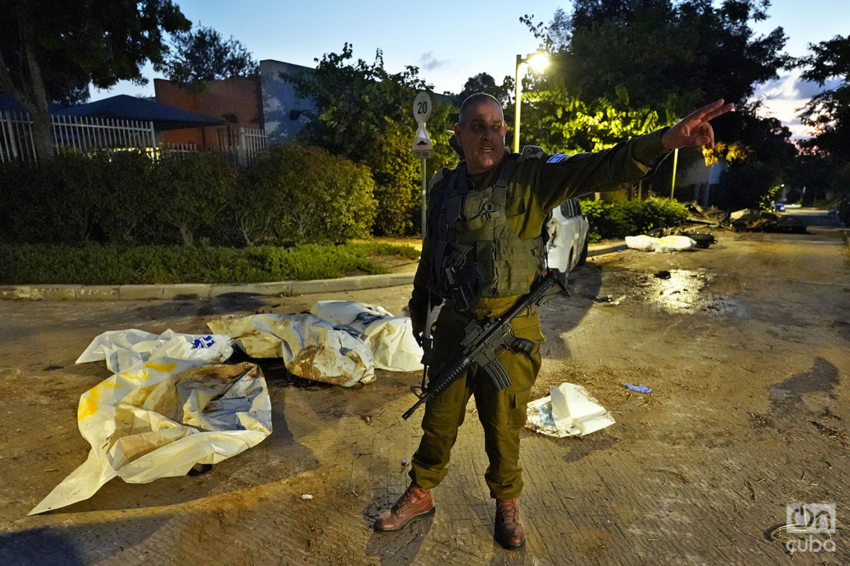 Destrucción, cuerpos a la intemperie y un olor insoportable a carne podrida. El panorama del kibutz Be’eri. Foto: Alejandro Ernesto.