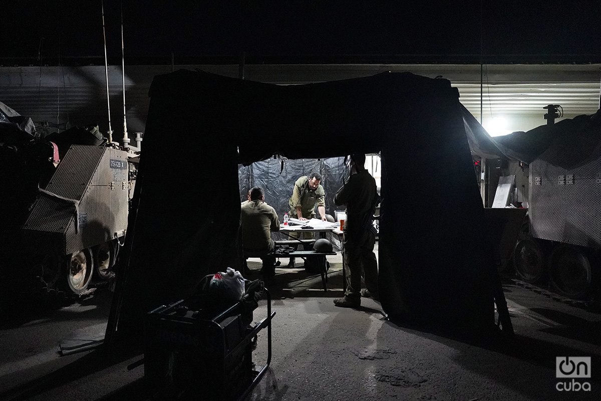 Las Fuerzas de Defensa de Israel se concentran cerca del kibutz Be’eri esperando la orden de iniciar un ataque terrestre a gran escala en Gaza. Foto: Alejandro Ernesto.
