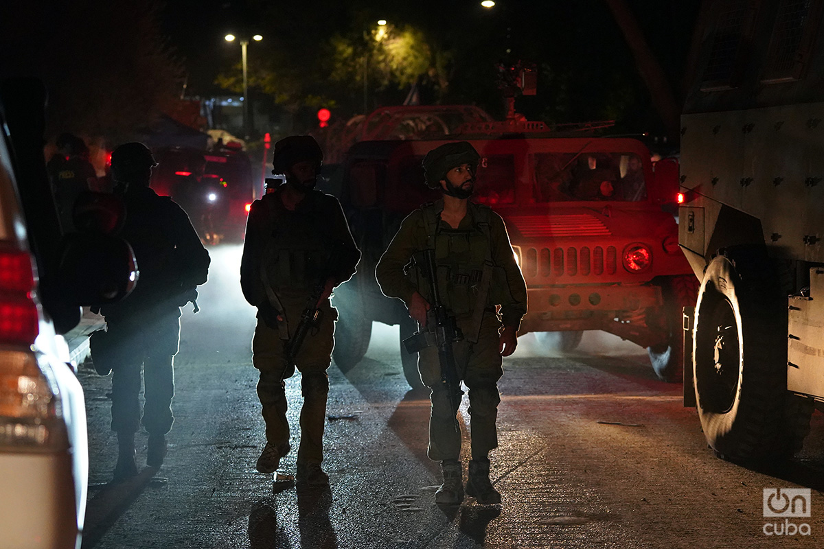Las Fuerzas de Defensa de Israel se concentran cerca del kibutz Be’eri esperando la orden de iniciar un ataque terrestre a gran escala en Gaza. Foto: Alejandro Ernesto.