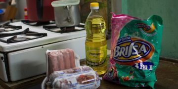 Picadillo, salchicha, aceite y detergente, cuatro de los cinco productos que fueron liberados del cepo de precios en el paquete reformista. Foto: Otmaro Rodríguez.