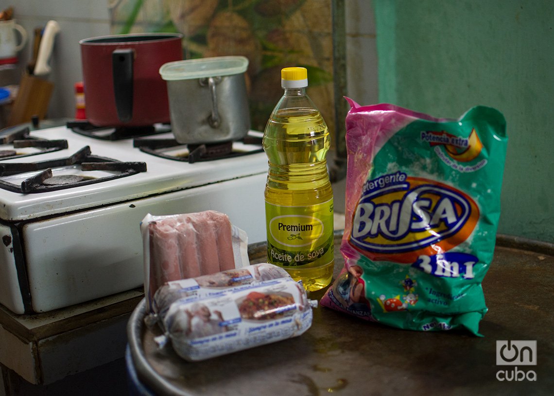 Picadillo, salchicha (perritos), aceite y detergente, cuatro de los “cinco héroes” del módulo que se vende en La Habana, sin el pollo. Foto: Otmaro Rodríguez.