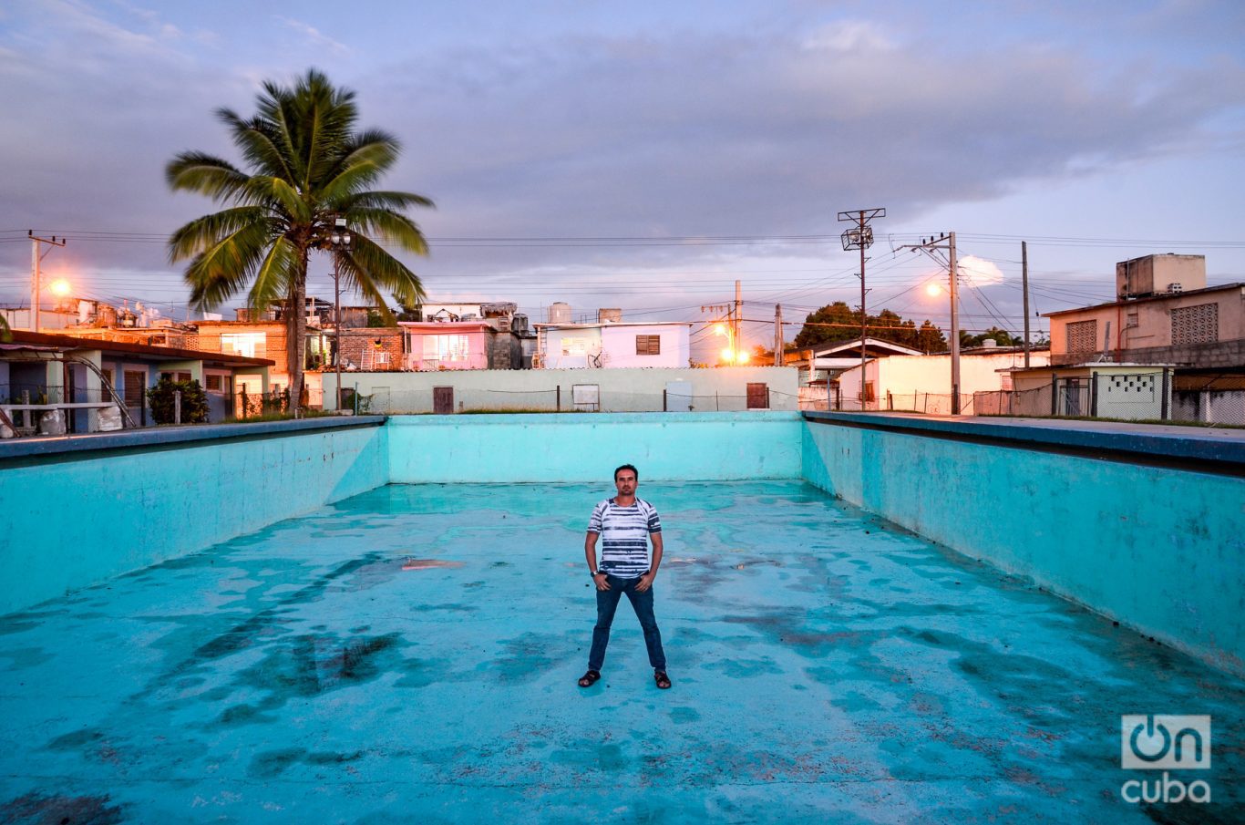 Autoretrato en la vieja piscina del Ateneo Deportivo Fernando de Dios Buñuel, donde cursé la primaria y aprendí a nadar. Foto: Kaloian.