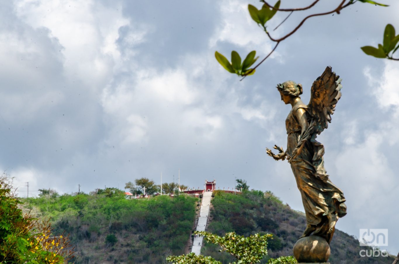 Dos iconos de Holguín: El Angelote, estatua emplazada en el parque San José y detrás, la Loma de la Cruz. Foto: Kaloian.