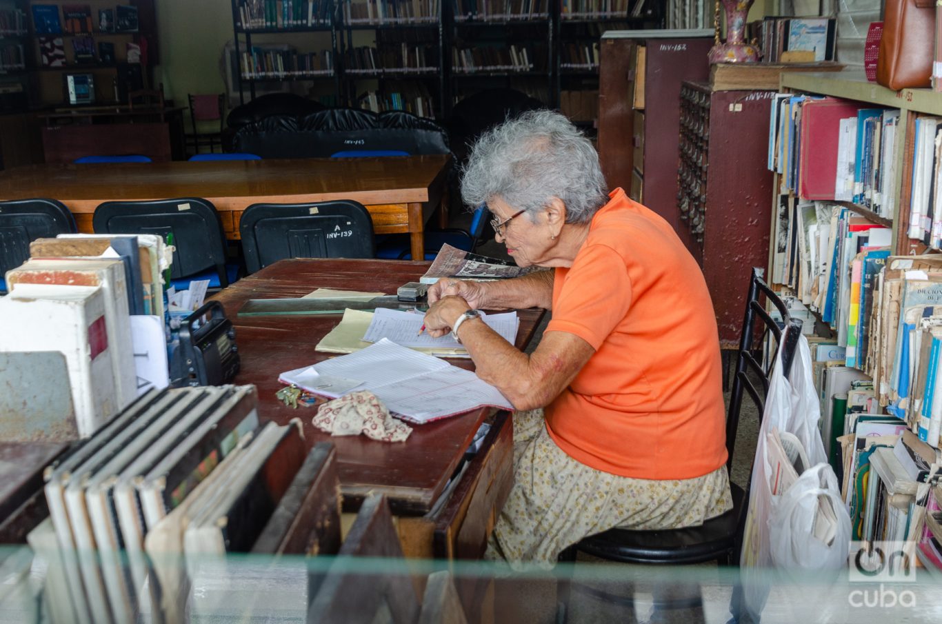 María de los Ángeles Rodríguez, fundadora de la Biblioteca Provincial Alex Urquiola, hace más de sesenta años y encargada de la  Sala de Arte. Foto: Kaloian.