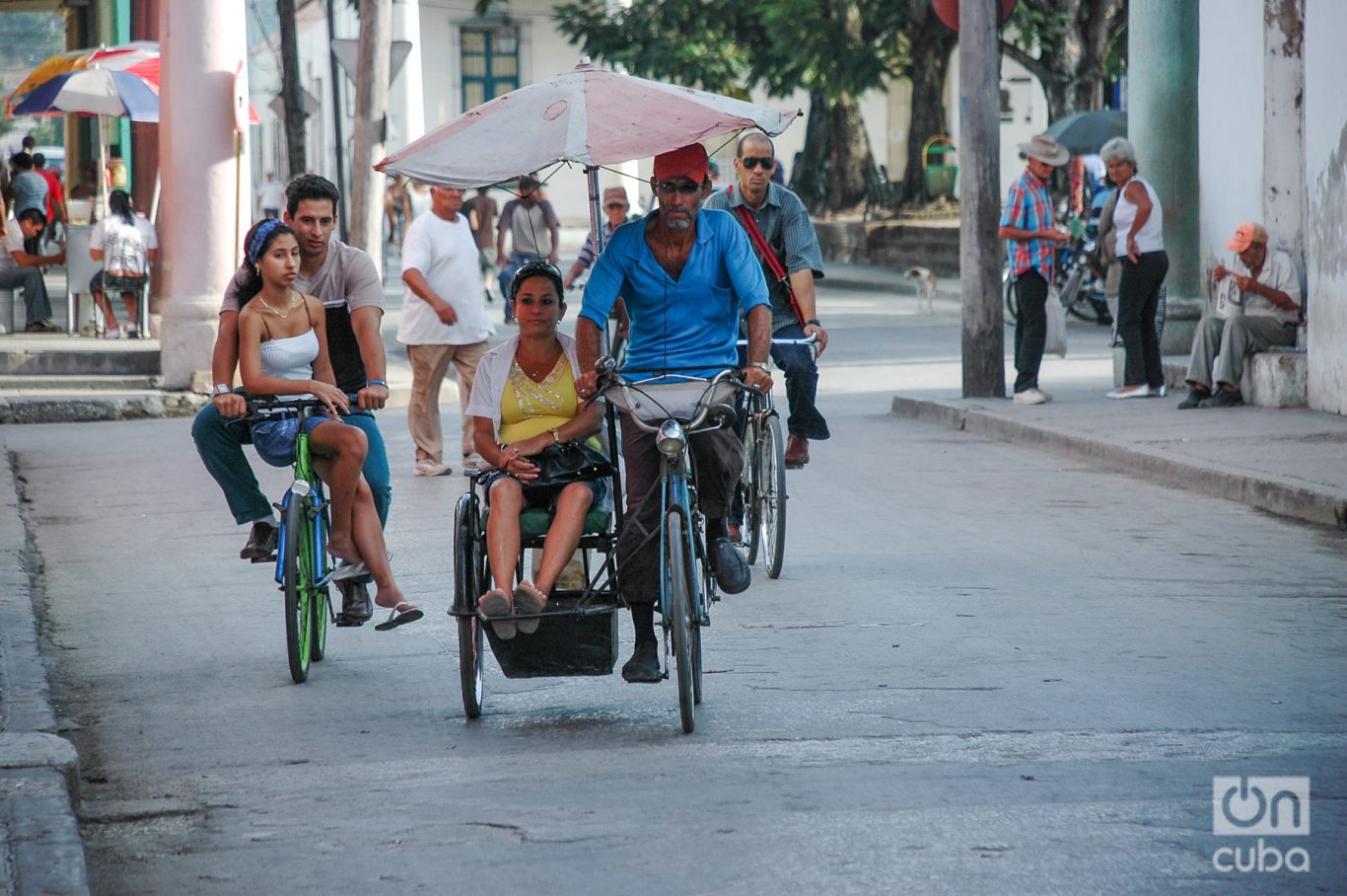 El ajetreo particular en las calles del centro de la ciudad donde prepondera los bici taxis y bicicletas. Foto: Kaloian.