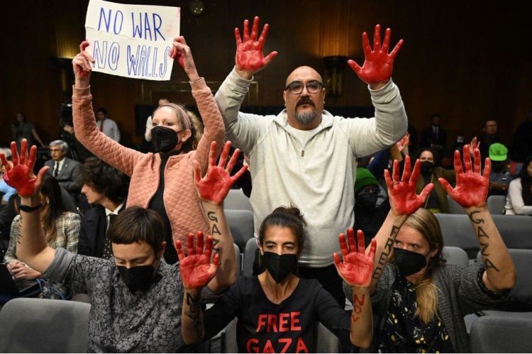 Manifestantes antibelicistas en el Senado, Washington DC. Foto: BBC.