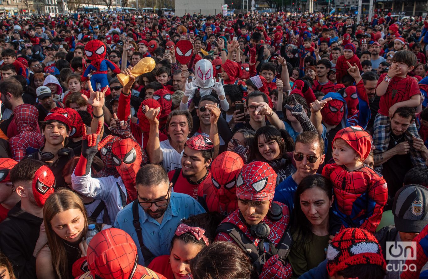 El evento superó todas las expectativas, ya que se estima que
alrededor de 2,000 personas disfrazadas de hombre Araña o con atuendos
alusivos se congregaron en el corazón de Buenos Aires. Foto: Kaloian Santos Cabrera.