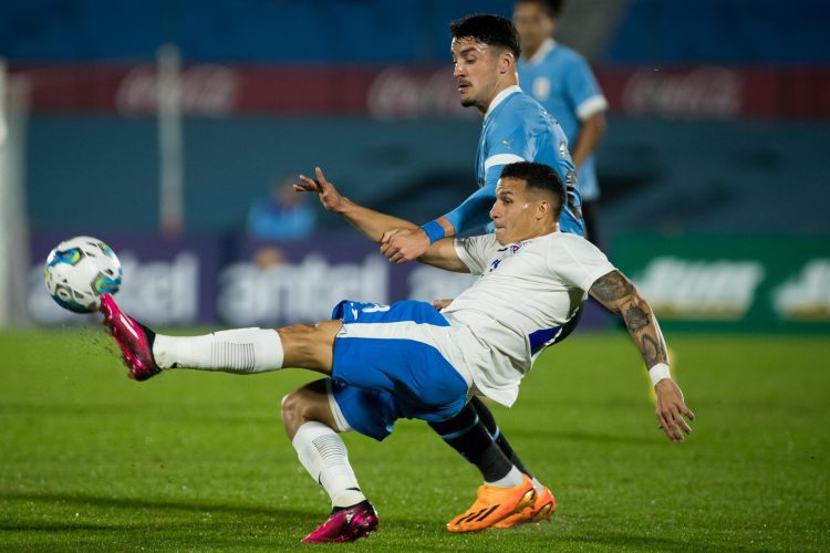 La posible baja de Luis Paradela de cara a los partidos contra Honduras sería un duro golpe para la selección cubana de fútbol. Foto: Enzo Santos/EFE.