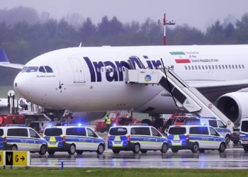 Vehículos de la policía alrededor de un avión de Iran Air en el Aeropuerto de Hamburgo, Alemania, el lunes 9 de octubre de 2023. Foto: Jonas Walzberg /dpa vía AP / Yahoo Noticias.