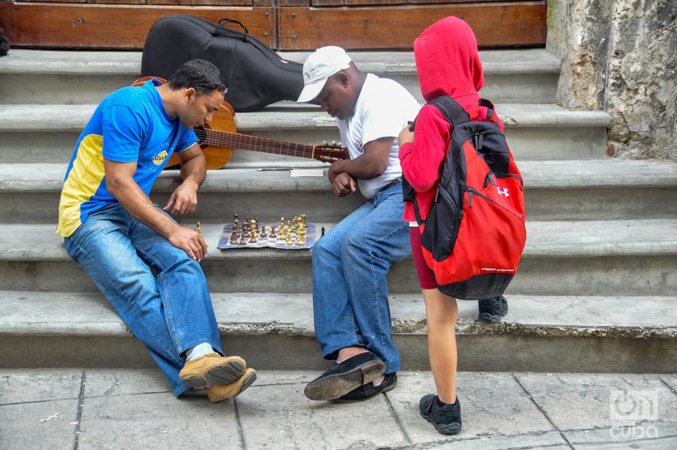 Partida de ajedrez en una calle de Santiago de Cuba. Foto: Kaloian.