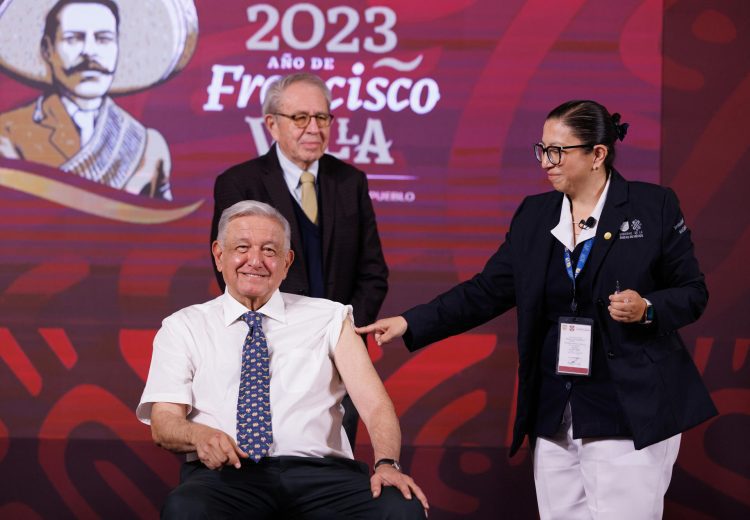 Andrés Manuel López Obrador defendió que su Gobierno use las vacunas anticovid de Rusia y Cuba para la campaña gratuita de refuerzo, tras haber recibido el fármaco cubano de Abdala. Foto:  EFE/Presidencia de México
