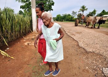 Una anciana es llevada por una familiar en una zona rural de Cuba. Foto: Alejandro Ernesto / Archivo.