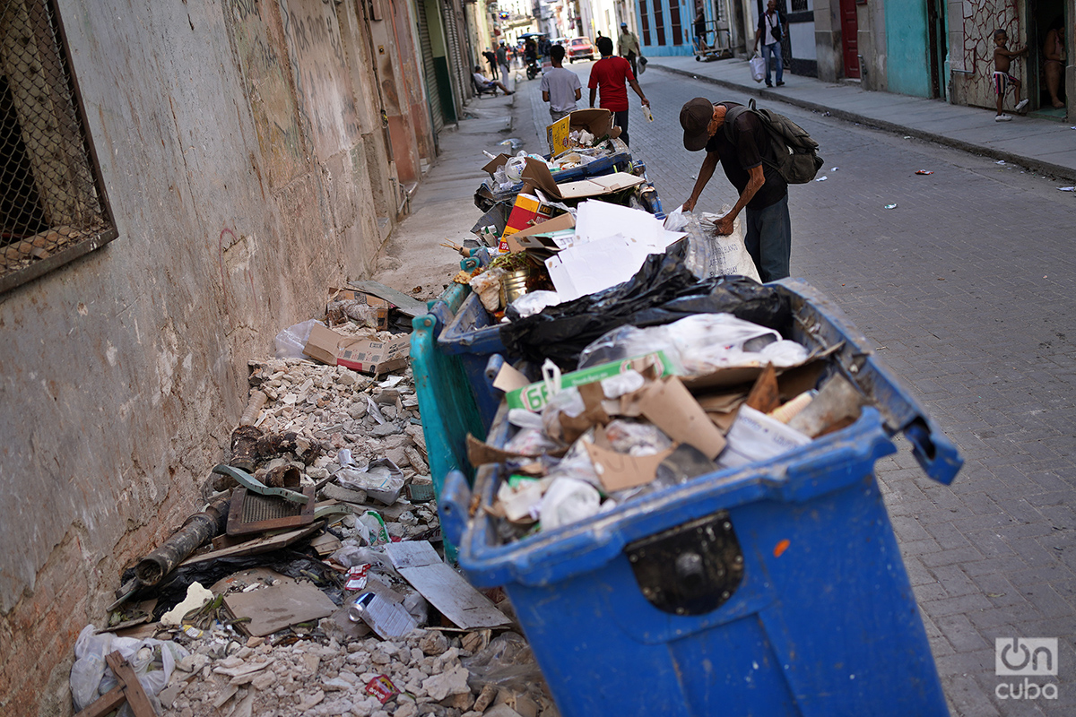 Los últimos años se ha vuelto frecuente ver a personas mayores buscando en la basura. Foto: Alejandro Ernesto.
