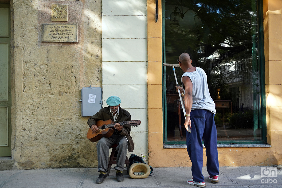 Tocando para los viandantes en La Habana Vieja. Foto: Alejandro Ernesto.
