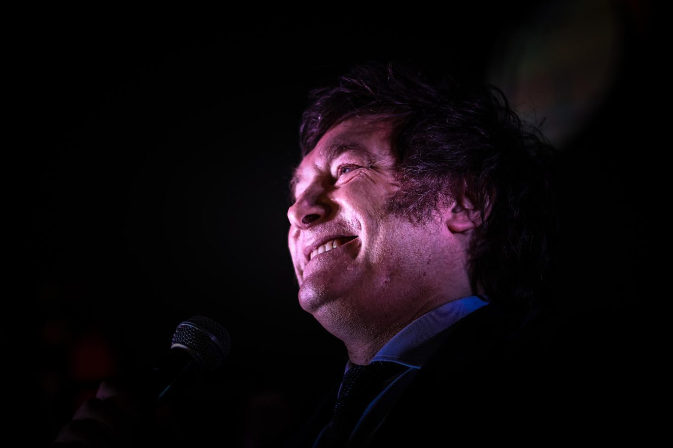 El candidato presidencial Javier Milei habla tras conocerse los resultados de la primera vuelta de las elecciones argentinas, el 22 de octubre, en Buenos Aires. Foto: EFE/ Juan Ignacio Roncoroni.