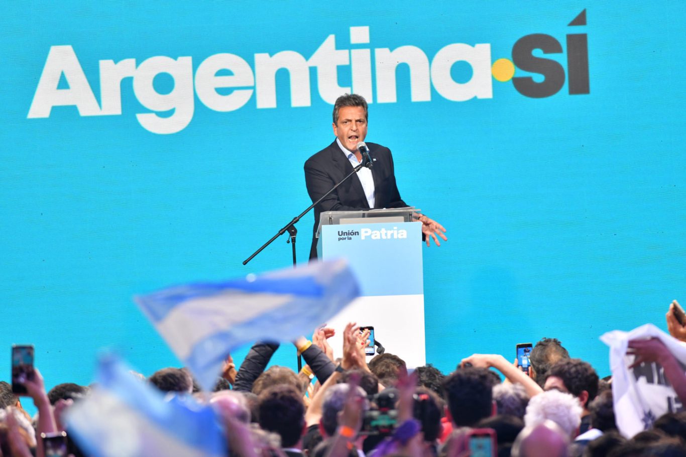 El candidato presidencial Sergio Massa habla tras conocerse los resultados de la primera vuelta de las elecciones argentinas, el 22 de octubre, en Buenos Aires. Foto: EFE/ Enrique García Medina.