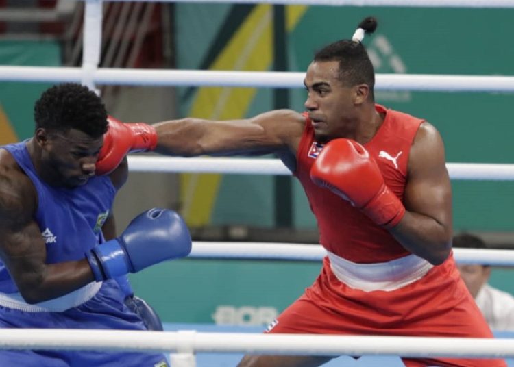 El cubano Arlen López (rojo) en su combate ante el brasileño Wanderley de Souza Pereira, en la final de los 80 kg de los Juegos Panamericanos de Santiago de Chile. Foto: Jit / Facebook.