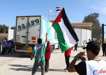 Un camión que transporta ayuda humanitaria para la Franja de Gaza cruza la puerta fronteriza de Rafah, en Rafah, Egipto, el 21 de octubre de 2023. Foto: Khaled Elfiqi / EFE.