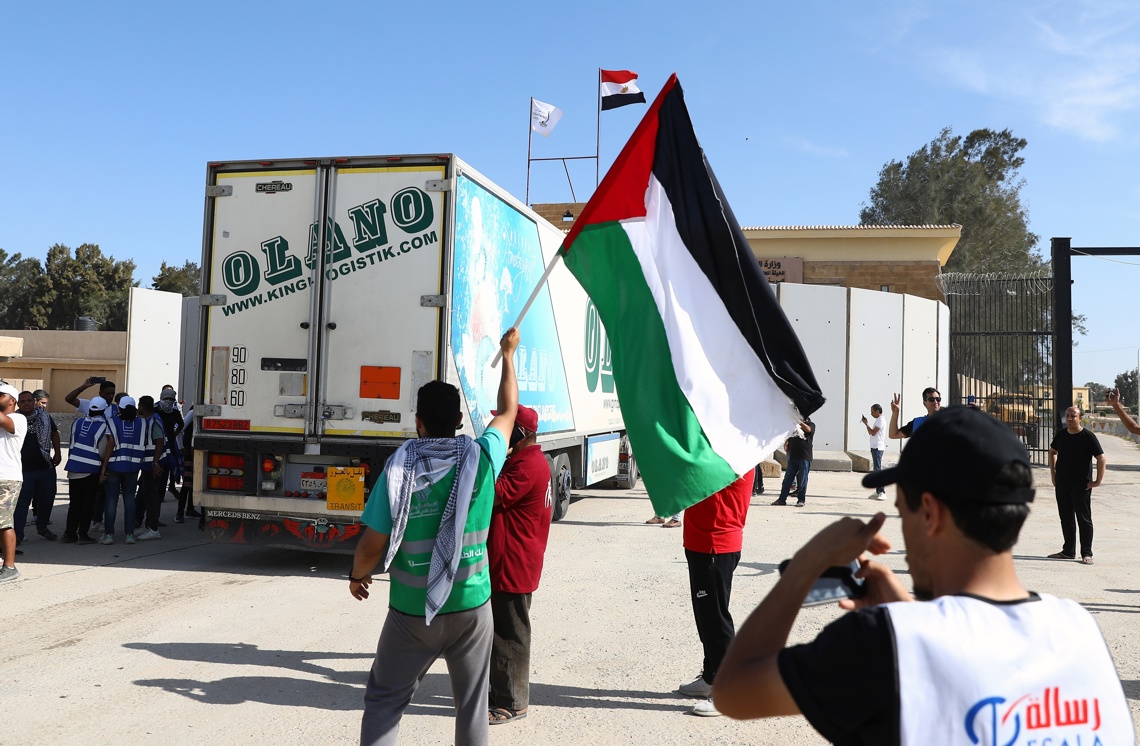 Un camión que transporta ayuda humanitaria para la Franja de Gaza cruza la puerta fronteriza de Rafah, en Rafah, Egipto, el 21 de octubre de 2023. Foto: Khaled Elfiqi / EFE.