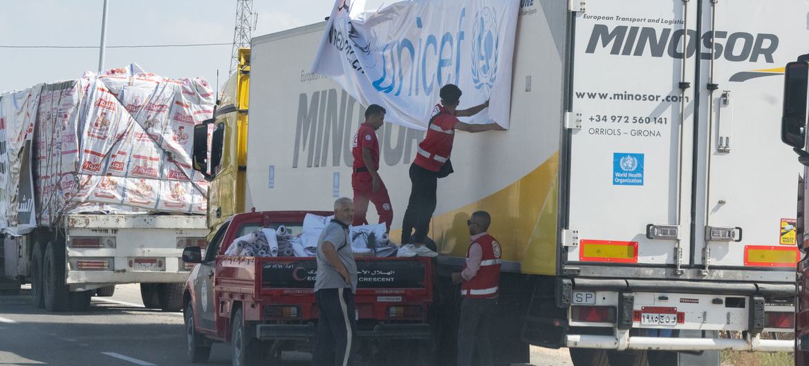 Gaza finally receives the first convoy loaded with humanitarian aid in the midst of the war