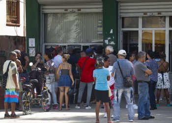 Varias personas hacen fila en un cajero automático de un banco, en La Habana (Cuba). EFE/Yander Zamora (12/10/2023).