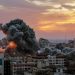 El humo se eleva después de que aviones de combate israelíes atacaran la torre Palestina en la ciudad de Gaza. Foto: Mohammed Saber/EFE