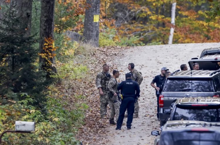 Fuerzas de Maine buscan a Robert Card, presunto autor de dos tiroteos masivos en la localidad de Lewiston. Foto: CJ Gunther / EFE.
