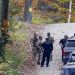 Fuerzas de Maine buscan a Robert Card, presunto autor de dos tiroteos masivos en la localidad de Lewiston. Foto: CJ Gunther / EFE.