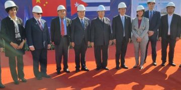 El viceprimer ministro cubano Ricardo Carbrisas (4-i), junto a miembros de delegaciones de Cuba y China en una visita al país asiático. Foto: @EmbacubaChina / Twitter.