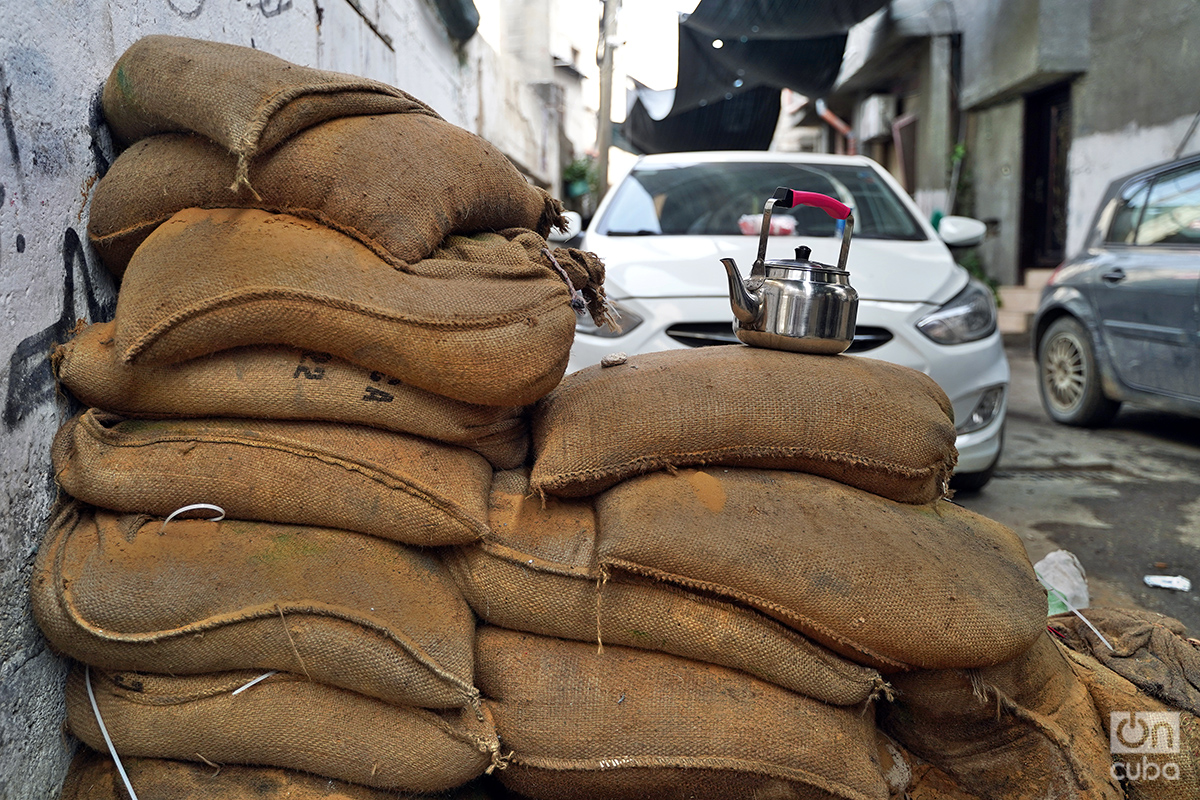 Barricadas hechas con sacos de tierra para defender el campo de refugiados palestinos de Nur Shams, en caso de ataques de colonos o del ejército de Israel. La tetera para preparar el café árabe no puede faltar. Foto: Alejandro Ernesto.