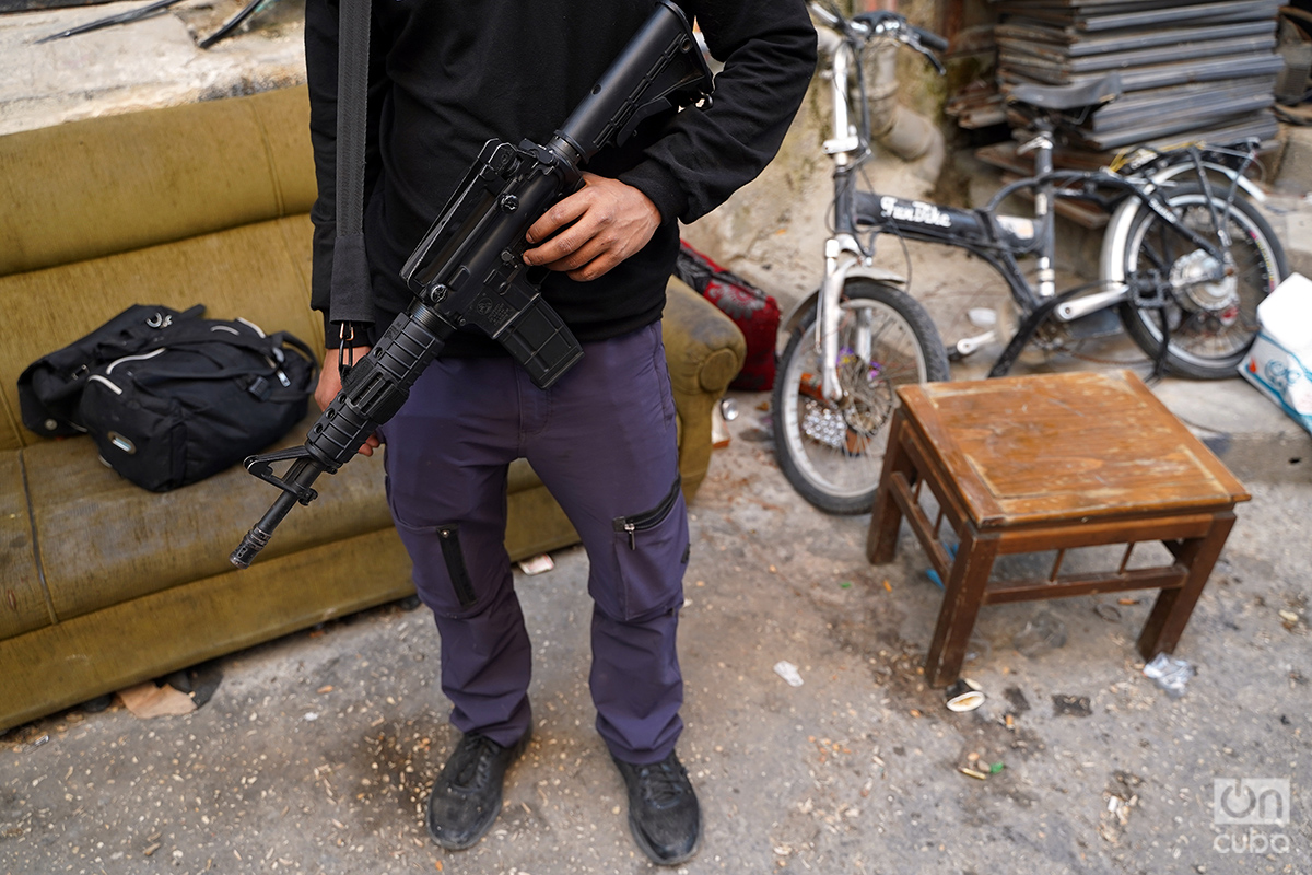 Milicianos de la Brigada Tulkarem posan con sus armas, protegiendo su identidad, en el campo de refugiados palestinos de Nur Shams, en Cisjordania ocupada. Foto: Alejandro Ernesto.