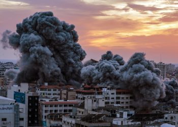 Una columna de humo se eleva después de que aviones de combate israelíes atacaran la torre Palestina en la ciudad de Gaza el 7 de octubre de 2023. Foto: EFE/EPA/MOHAMMED SABRE