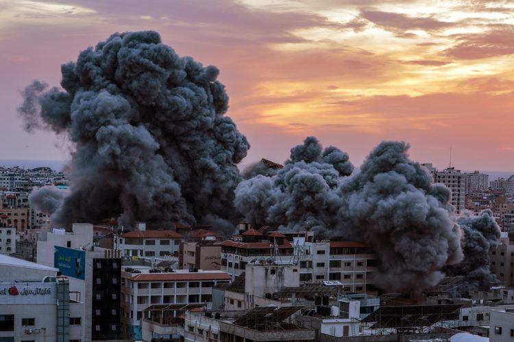 Una columna de humo se eleva después de que aviones de combate israelíes atacaran la torre Palestina en la ciudad de Gaza el 7 de octubre de 2023. Foto: EFE/EPA/MOHAMMED SABRE